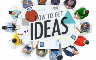 Menschen, die um einen Tisch herum sitzen, aus der Vogelperspektive. Auf dem Tisch steht "How to get ideas".