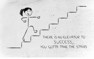 Ein Strichmännchen, das eine Treppe heraufgeht. Es soll symbolisieren, dass Erfolg erarbeitet werden muss.
