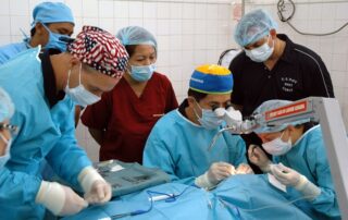 Ein medizinisches Team bei einer Operation.