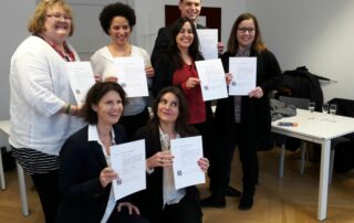Die Teilnehmer der TeamworksPLUS® Gruppe 2 mit ihren Teamgestalter-Zertifikaten.