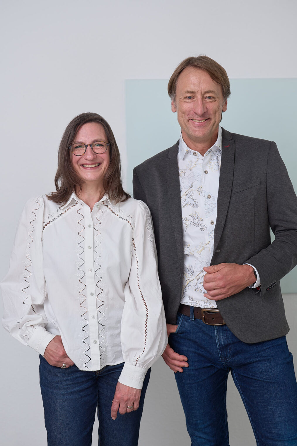 Christina Glaser und Thorsten Visbal, Geschäftsführer von Teamworks, nebeneinander stehend und lächelnd.